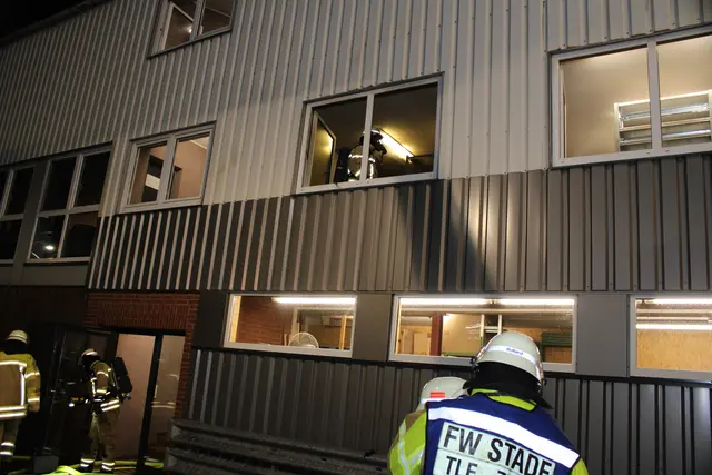 Es brannte im ersten Stock einer Lagerhalle | Foto: Stefan Braun/Feuerwehr Stade