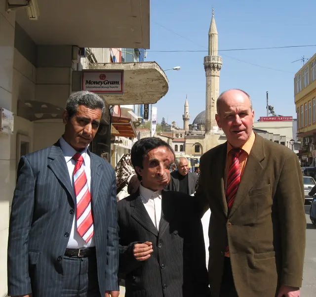 2008 reiste Pastor Ulrich Kusche (re.) nach Gaziantep, um Murat Tuncer (Mi.) die Urkunde über das angelegte Spendengeld zu überreichen. Links der Leiter der Bank  | Foto: Kusche