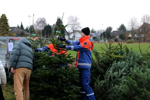 Am Verkaufsstand für die Weihnachtsbäume war reger Betrieb | Foto: Burkhard Giese