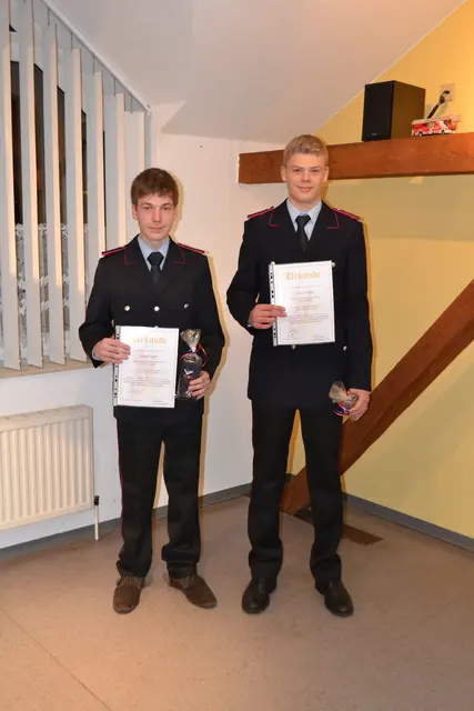 Übertritt in die Einsatzabteilung (von links): Matti Leptien und Lars Schuiling

 | Foto: Nora Schmidt-Eustermann