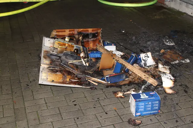  Das Brandgut wurde ins Freie geschafft
 | Foto: Stefan Braun / Feuerwehr Stade