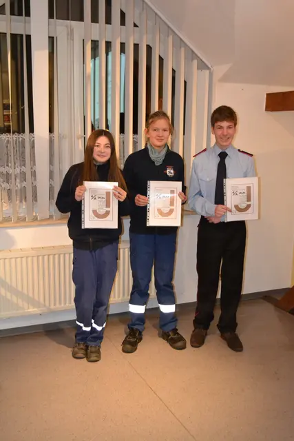 Deutsches Feuerwehr Fitnessabzeichen Bronze (von links): Lina Pohle, Emily Westphal und Matti Leptien

 | Foto: Nora Schmidt-Eustermann