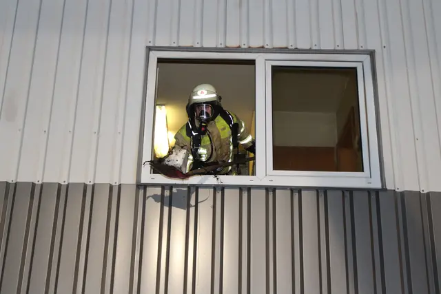 Unter Atemschutz gingen die Feuerwehrleute vor | Foto: Stefan Braun / Feuerwehr Stade