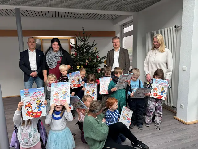 Als Dank für das Schmücken gab es Adventskalender | Foto: Samtgemeinde Tostedt