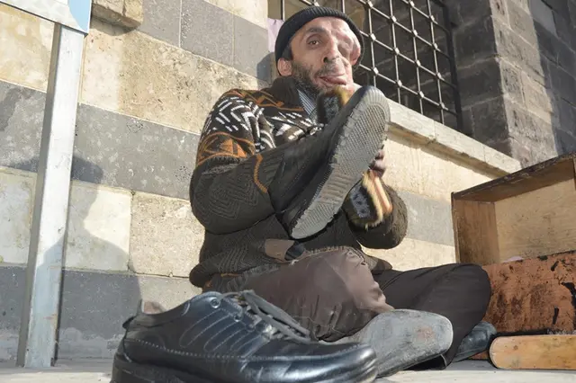 Murat Tuncer verdient sich mit Schuheputzen etwas zu seinem Lebensunterhalt dazu | Foto: Kusche