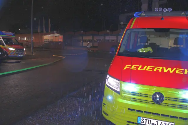 Das Feuerwehrhaus liegt genau gegenüber der Brandstelle
 | Foto: Stefan Braun