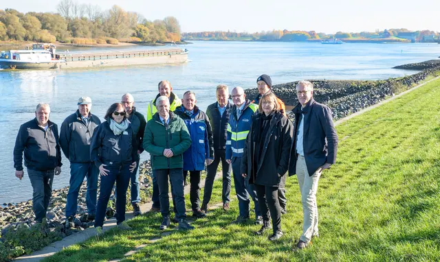 Treffen am Hauptdeich in Hoopte: Mit dabei waren auch Staatssekretärin Frauke Patzke (2. v. re.), die Deichverbandsvorsteher Christoph Sander (4. v. re.), Hartmut Burmester (6. v. re.) und Karsten Riege (li.), Ehrendeichvogt Norbert Thiemann (5. v. re.) und Landrat Rainer Rempe (vorn, Mi.) | Foto: 4B Medienverlag