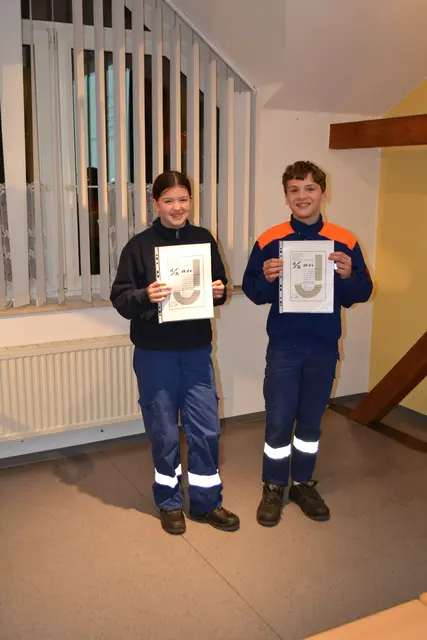 Deutsches Feuerwehr Fitnessabzeichen Silber (von links): Zoë Kaestner und Leonard Fiege

 | Foto: Nora Schmidt-Eustermann