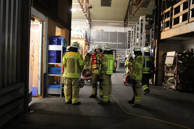 Einsatzbesprechung in der Halle
 | Foto: Stefan Braun/Feuerwehr Stade