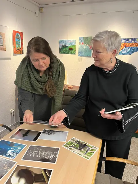 Szilvia Szabo-Balzer und Helio Meißner in liebevoller Auswahl geeigneter Bilder | Foto: Sandra Polenz