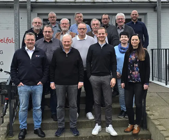 Uwe Lütjen (v. li.), Geschäftsführer von den Schwingewerkstätten und die Gruppe Interessierter. | Foto: Rainer Schnackenberg