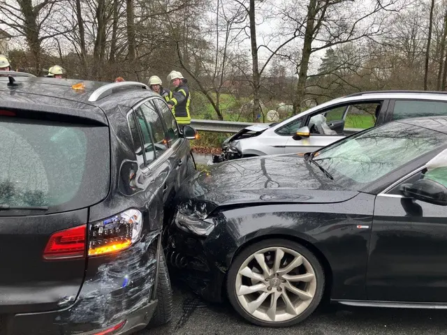 Drei von vier beschädigten Fahrzeugen | Foto: Polizei