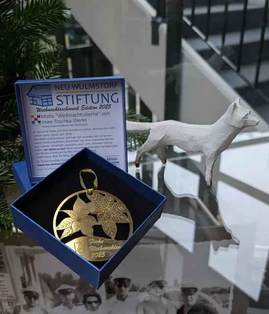 Der neue Weihnachtsanhänger 2025 zugunsten der Neu Wulmstorf-Stiftung ist ab sofort in der Rathaus-Bücherei erhältlich | Foto: Gemeinde Neu Wulmstorf