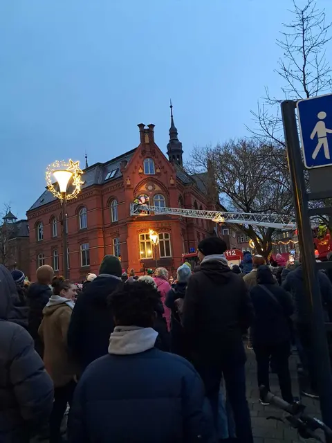 Am Nikolaustag dann das nächste Highlight. Wie jedes Jahr hatte sich der Nikolaus im Rathaus verfangen. Er wurde unter großem Applaus von der Feuerwehr aus dem Fenster gerettet. | Foto: Anika Werner