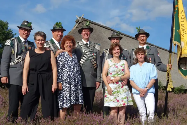 König Torsten Lange (Mi.) mit den Adjutanten-Paaren Rainer Radloff (v. li.), Bettina Radloff, Jörg Hahlbohm, Angela Hahlbohm, Bernd Versemann, Manuela Versemann, Klaus von Bestenbostel und Annegret Enk | Foto: SVJ