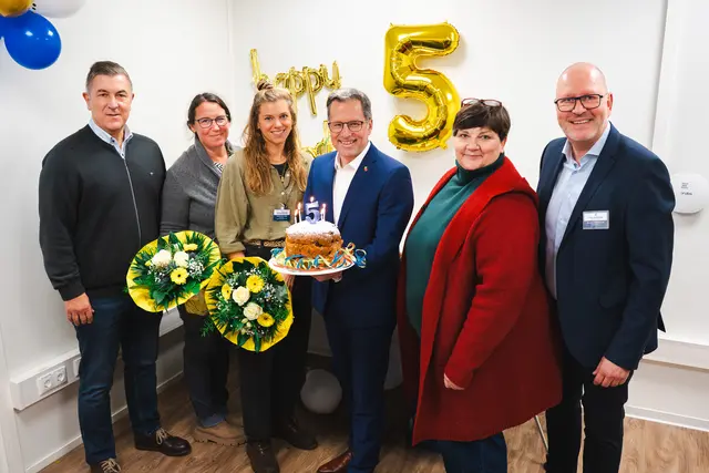 Siegfried Ristau (Geschäftsführer der Elbe Kliniken, v. li.), Iris Freyer und Anna-Lena Topp (Mitarbeiterinnen
der Hebammenzentrale), Kai Seefried (Landrat), Susanne Brahmst (Sozialdezernentin), Bernd Lambrecht
(Pflegedirektor Elbe Kliniken) | Foto: Elbe Kliniken