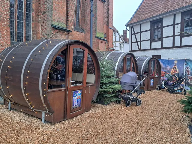 Wer etwas Ruhe sucht, kann es sich in einem der Holzfässer gemütlich machen | Foto: Anika Werner