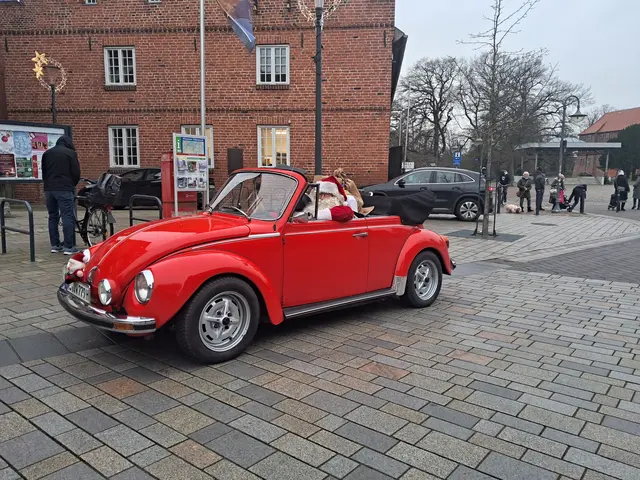 Auch der Weihnachtsmann schaute in seinem knallroten Schlitten vorbei | Foto: Anika Werner