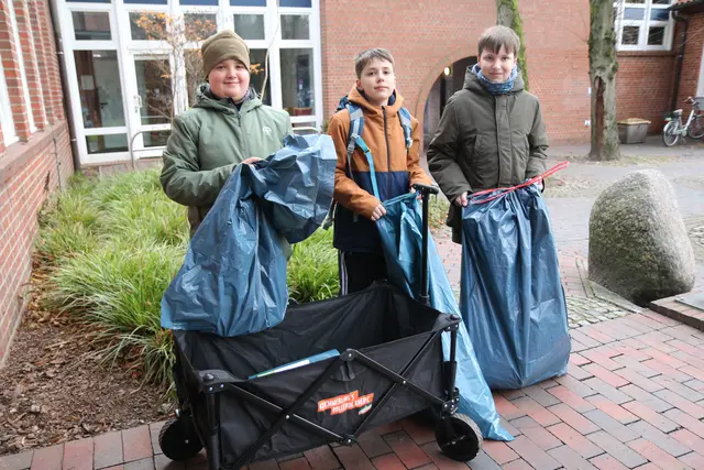 Ben-Luca (v.l.), Stephan (beide 7a) und Hannes (6e) sammelten ordentlich Müll in der Buchholzer Innenstadt | Foto: Stadt Buchholz