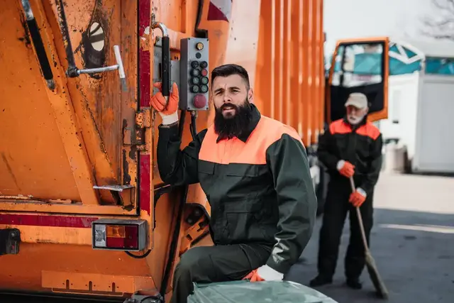 Wegen der Feiertage erfolgt die Müllabfuhr an veränderten Terminen | Foto: Adobe Stock / hedgehog94