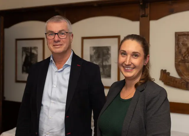 Auf der Innungsversammlung: Kreishandwerkerschafts-Geschäftsführerin Jennifer Smoch und Referent Jan Eutert | Foto: ks