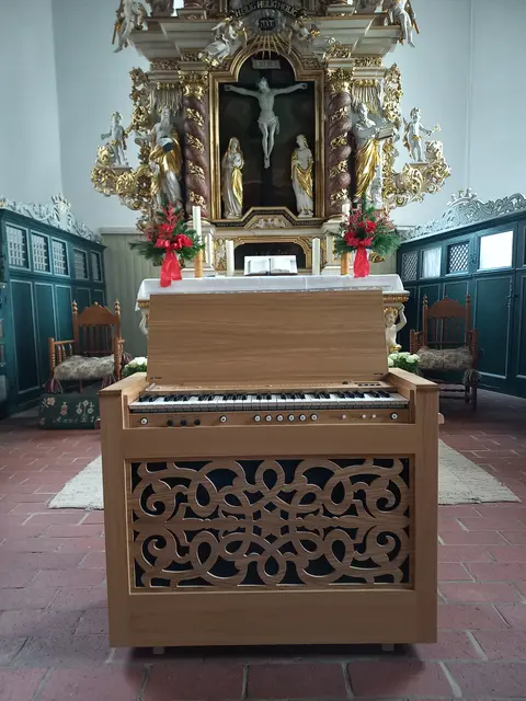 Dass die traditionell anmutende Truhenorgel in St. Matthias komplett digital ist, lassen das Gehäuse und der Klang kaum vermuten | Foto: Kirchengemeinde St. Matthias Jork