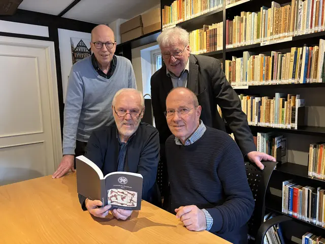 Vorsitzender des Heimat- und Geschichtsvereins Dr. Martin Lockert (hi.li.) mit den Herausgebern Harald Stechmann, Hans-Joachim Dammann (vo.li.) und Bernd Utermöhlen lesen in der neuen Ausgabe von Heimatliches Buxtehude | Foto: pau
