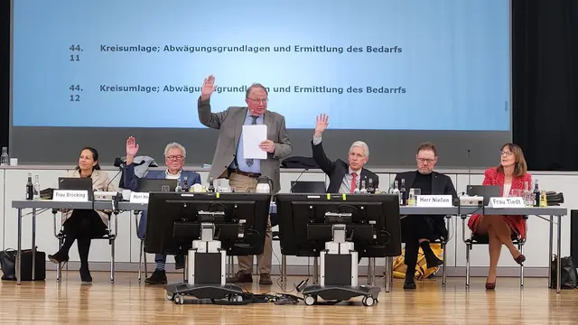 Das Podium im Kreistag (v.li.): Kreisrätin Ana Cristina Bröcking,  Udo Heitmann, stv. Vorsitzender des Kreistages, Kreistagsvorsitzender Rudolf Meyer, Landrat Rainer Rempe, Kreisrat Josef Nießen und Kreisrätin Annerose Tiedt | Foto: A. Wulfes