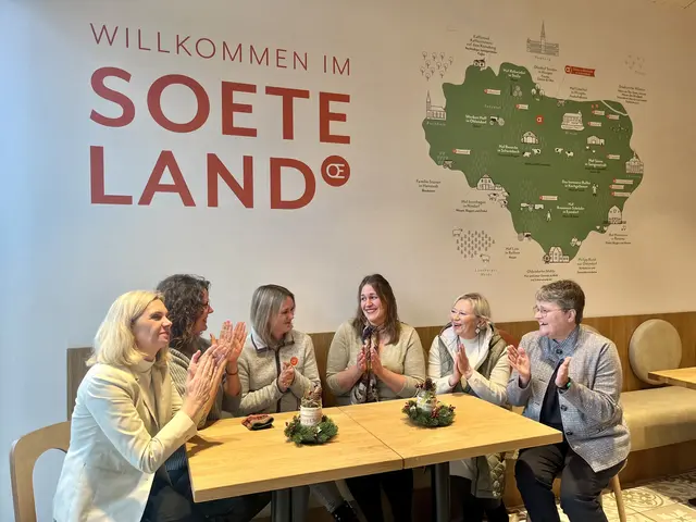 Vertreterinnen der an der Aktion beteiligten Institutionen freuen sich über den Erfolg (v. li.): Brigitte Niemann-Rempe, Heidi Soetebier, Marie Soetebier, Lara Rieckmann, Brigitte Oboda und Wiebke Rehr | Foto: Jobcenter LK Harburg