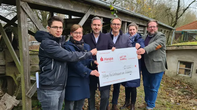Sie freuen sich über die Haspa-Förderung und auf den Mühlenaufbau am Kiekeberg in 2026, v. l. Chris Stölting (Abteilungsleiter Wissenschaft, Ausstellung &amp; Sammlung im Freilichtmuseum am Kiekeberg), Carina Meyer (Kaufmännische Geschäftsführerin im Freilichtmuseum am Kiekeberg), Marcel Sluppke und Arent Bolte (Direktoren der Region Süd bei der Hamburger Sparkasse), Anne Herrgesell (Abteilungsleiterin Wissenschaft, Ausstellung &amp; Sammlung im Freilichtmuseum am Kiekeberg) und Stefan Zimmermann (Museumsdirektor am Kiekeberg) | Foto: FLMK