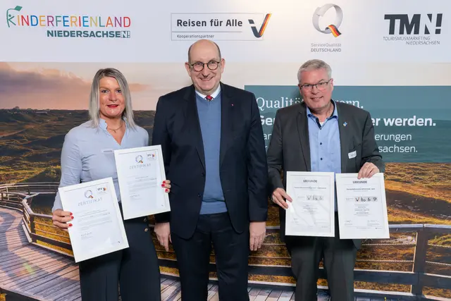 Tourist-Info-Leiterin Nicole Hemmler und der Jorker Bürgermeister Matthias Riel (re.) erhielten von Matthias Wunderling-Weilbier (Staatssekretär im Ministerium für Wirtschaft, Verkehr und Bauen) die Zertifikate | Foto: WWW.SCHEFFEN.DE