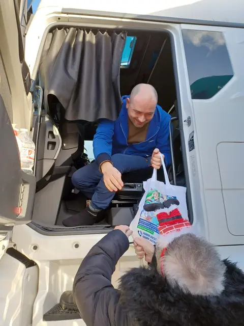 Sichtlich gerührter Lkw-Fahrer bei der Geschenkeübergabe | Foto: Nicole Albers