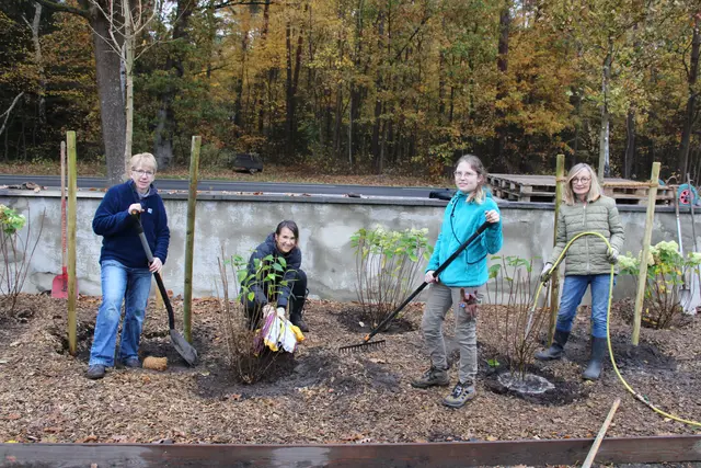 Auch sie packen in der "Initiative Friedhof Garstedt" fleißig mit an (v. li.): Meike Hinrichsen, Angela Stöckmann, Inka Lüdemann und Anette Laubacher | Foto: ce