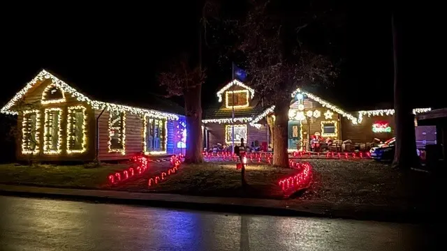 Rund 10.000 Lämpchen lassen das Haus von Sandra und Timo Gronwold in Handeloh Am Stühberg festlich leuchten | Foto: Timo Gronwold