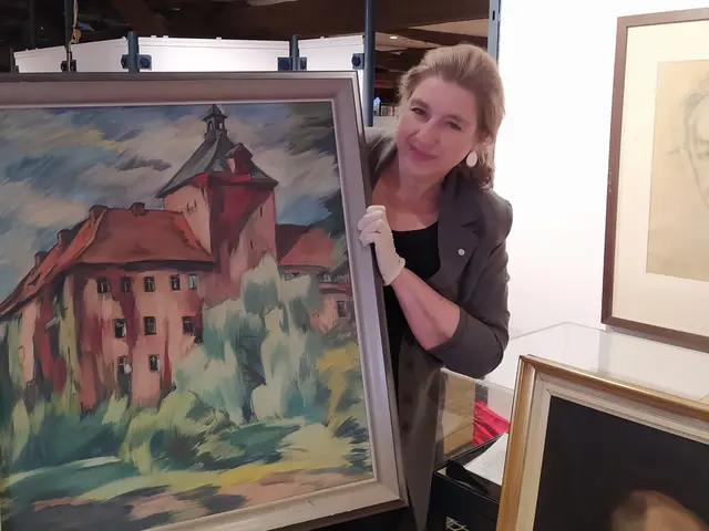 Kuratorin Ilona Johannsen mit einem Schloss von Odefey | Foto: Museum im Marstall