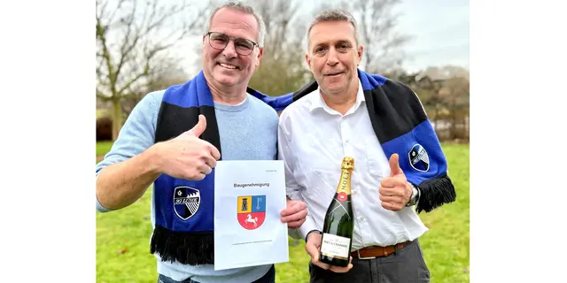 Timo Gerke (re.) und der 1. Vorsitzende der SG Lühe, Heiko Baumgarten, wollen jetzt mit Schampus auf die Baugenehmigung anstoßen | Foto: SG Lühe