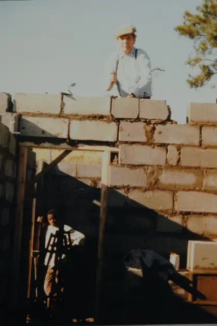 Schon Gustav Viebrock war zu seiner Zeit in Afrika, um beim Bau eines Brunnens zu unterstützen. Diese Tradition des sozialen Engagements setzen seine Enkel mit dem Gustav Viebrock Hilfsprojekte e. V. fort | Foto:  Viebrockhaus AG