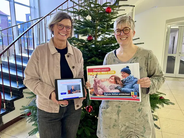 Mitmachen erwünscht: Felicitas Seeck-Thiemann vom Bildungsbüro (li.) und Sylvia Pankop vom Senioren- und Pflegestützpunkt des Landkreises Stade freuen auf die Aktionswoche „Eingeloggt!“ | Foto:  Landkreis Stade / Nina Dede