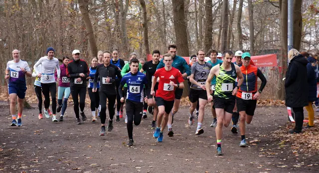Startschuss der Langstrecke Männer und Frauen Mittelstrecke in Winsen: Paul Magnus Tonecker (Nr. 64) war der spätere Sieger auf der Neun-Kilometer-Strecke | Foto: LGN