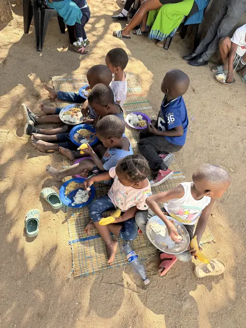 Eine warme Mahlzeit am Tag: nach der Schule können die Kinder in einem gesicherten Umfeld essen und spielen | Foto:  Viebrockhaus AG