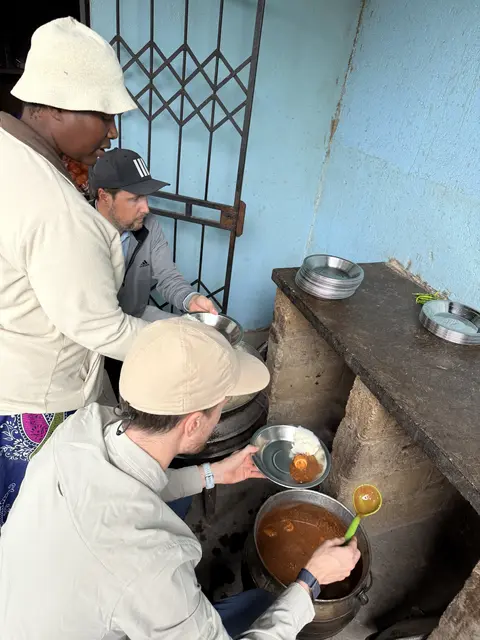 Dirk und Lars Viebrock unterstützen bei der Essensausgabe an einem Care Point | Foto:  Viebrockhaus AG