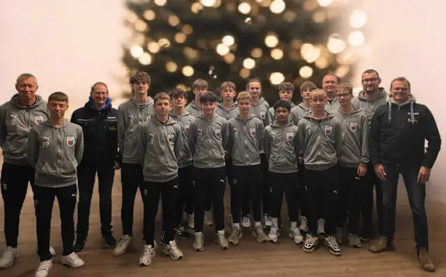 Die U15 des JFV D/A &amp; Stade besuchte am 4. Dezember den Faby Fruchtgroßhandel in Steinkirchen und bedankte sich mit einem Präsentkorb für die Unterstützung des Faby-Cups 2026 | Foto: Juliett Schinner