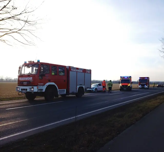 Auf der K 86 zwischen Winsen und Gehrden war eine Fahrerin nach einem Wildunfall in ihrem Fahrzeug eingeklemmt | Foto: Burkhard Giese