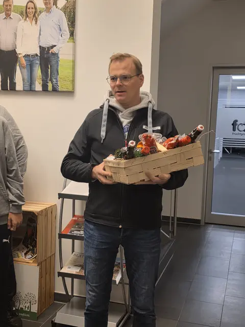 Als Dank für die Unterstützung überreichte die U15 des JVF D/A &amp; Stade einen Präsentkorb an die Faby-Geschäftsleitung | Foto: Juliett Schinner