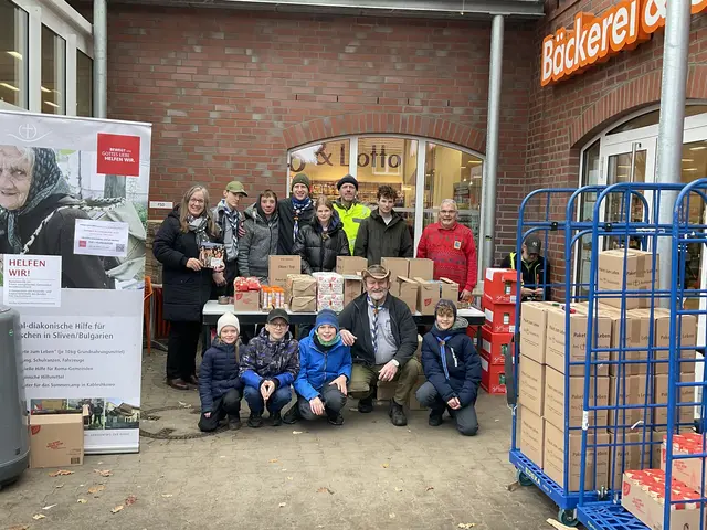 Mit den gesammelten Paketen in Hanstedt: die Initiatoren Karin Bruns und Ehemann Uwe (hi., li. und 3. v. re.) mit den übrigen Beteiligten | Foto: Bruns