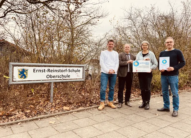 Übergabe des Zertifikats (v. li.): Marcus Ranft (Konrektor), Detlef Zeidler (Regionales Landesamt für Schule und Bildung) sowie die Sportlehrer Martina Lakämper und Jens Hentschel | Foto: Britta Flöring