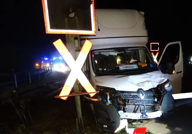 Der verunglückte Lkw auf dem Bahnübergang am Egestorfer Bahnhof | Foto: Pressestelle Feuerwehr Samtgemeinde Hanstedt