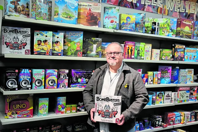 Bernd Gaulke vor der großen Wand mit den Gesellschaftsspielen. Für jeden Interessenten hält der Firmeninhaber etwas Passendes bereit | Foto: Axel-Holger Haase