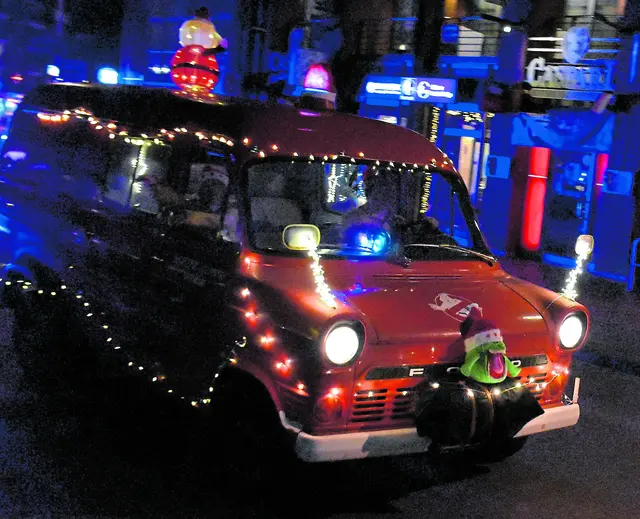 Auch ein Oldie - ein alter Ford Transit - war als Rettungswagen dabei ... | Foto: Axel-Holger Haase