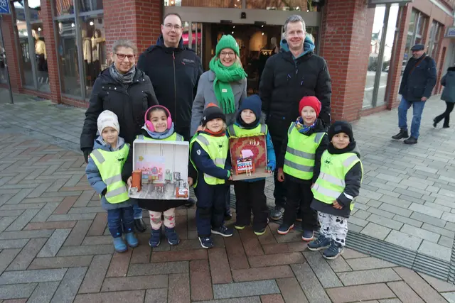 Die kleinen Künstler präsentieren einen Teil ihrer liebevoll gestalteten Werke | Foto: Ev. Kitaverbandes Winsen
